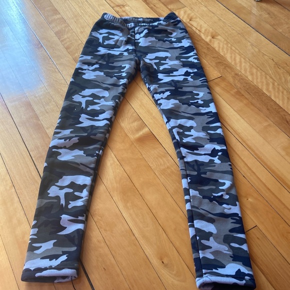 FREE when you buy any item! Fleeced leggings in camouflage pattern - Picture 1 of 4